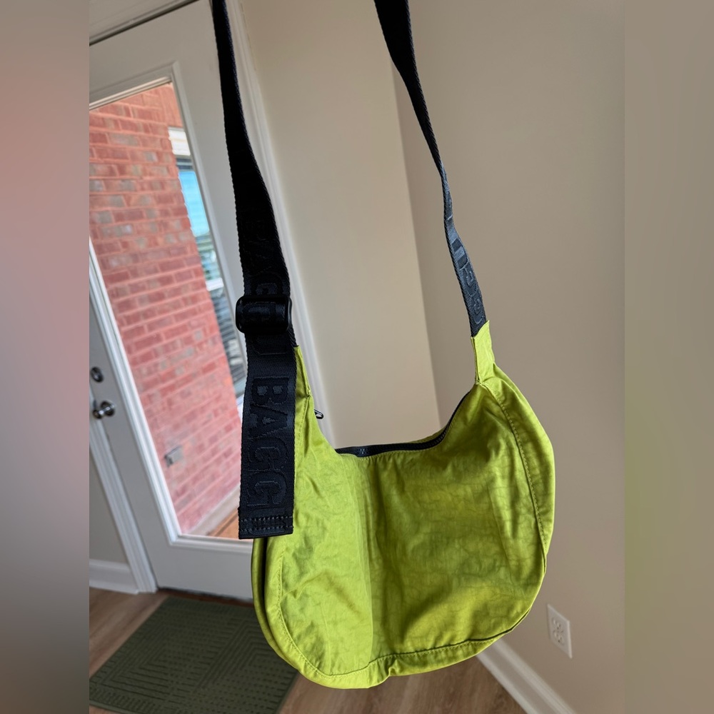 Baggu Medium Crescent Avocado Green